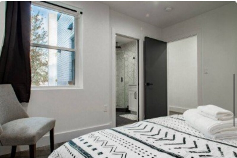 Building Photo - 1530 Neal St NE