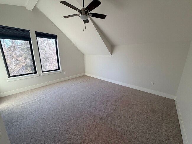 Building Photo - 3Bed/2.5 Bath Townhouse In Woodstock Neighborhood