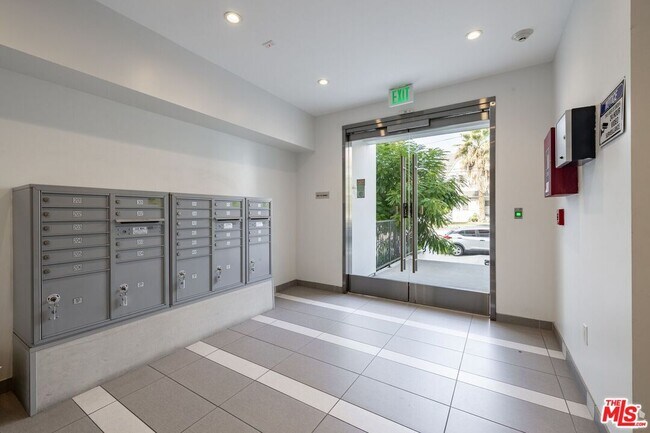 Building Photo - 744 Hartford Ave