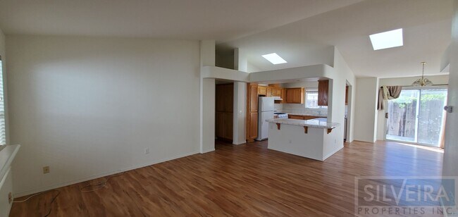 Building Photo - 2 Bedroom Santa Maria home available!