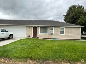 Building Photo - 2 bed 1.5 bath home