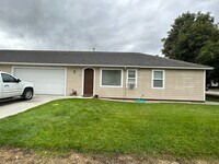 Building Photo - 2 bed 1.5 bath home
