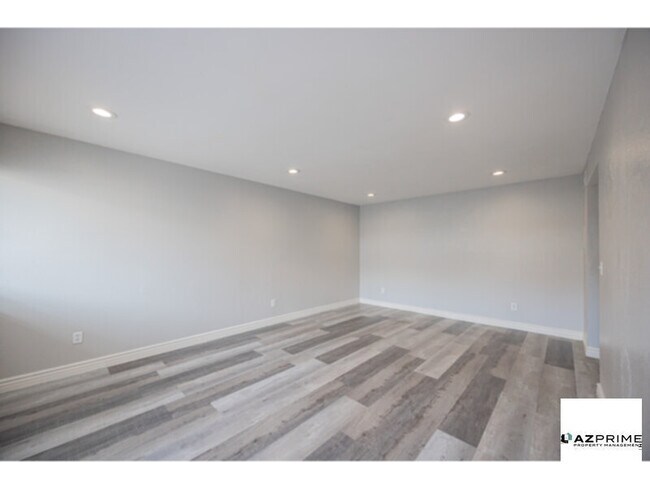 Building Photo - Your Next Home Awaits in this Beautifully Updated 2/1.5 Townhome in Phoenix!