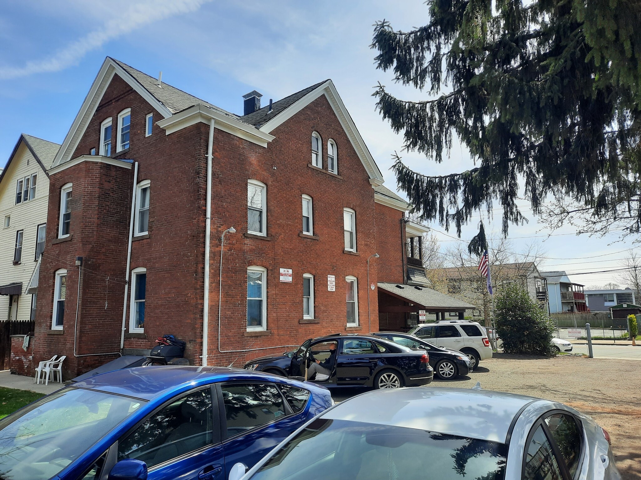 SIDE FOR PARKING - 177 Davenport Ave