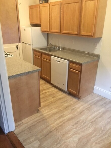 Building Photo - 235 Park Dr