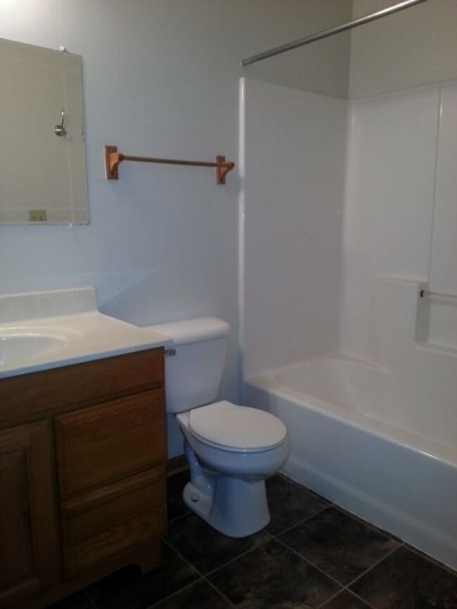 Building Photo - Open Concept 3BD/2.5BA Bi-Level Townhouse