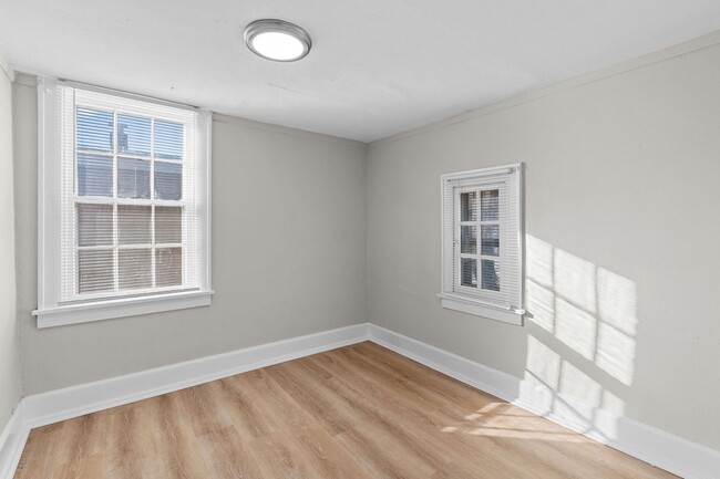 Building Photo - Charming 2-Bedroom Gem Ready for You!