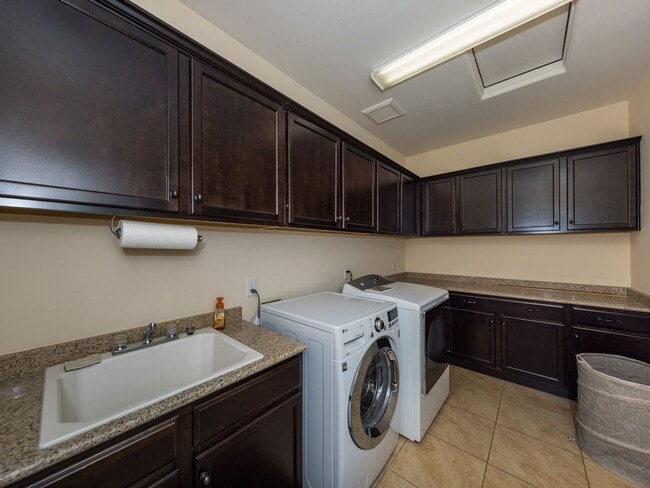 Building Photo - Furnished pool home for rent!