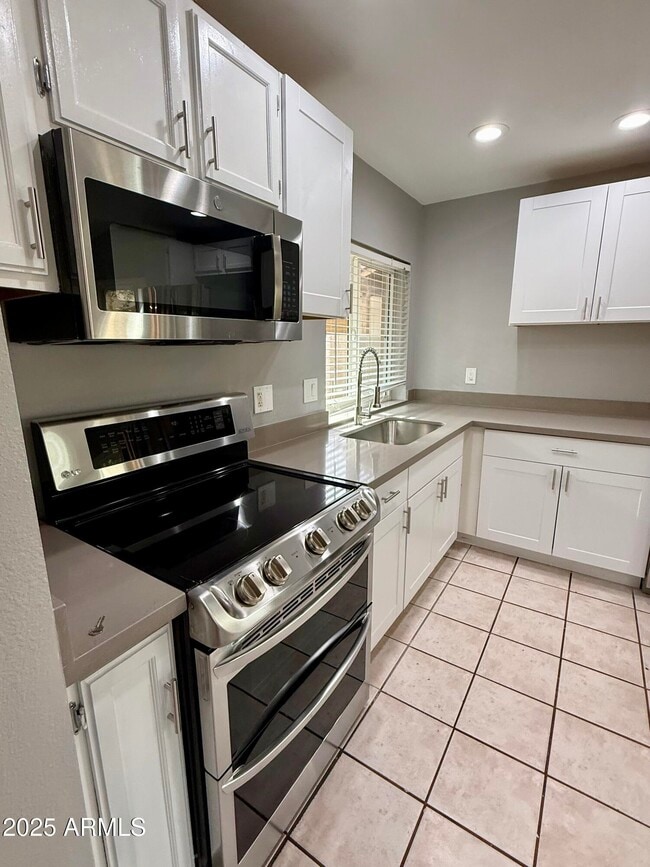 Building Photo - 14801 N 25th Dr