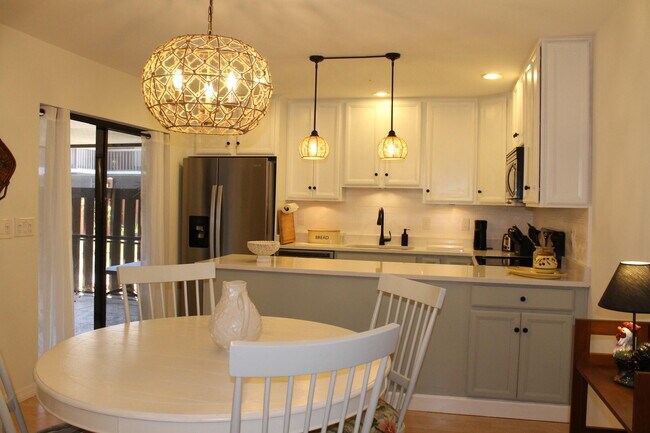 Building Photo - 301 SE Castle Ct