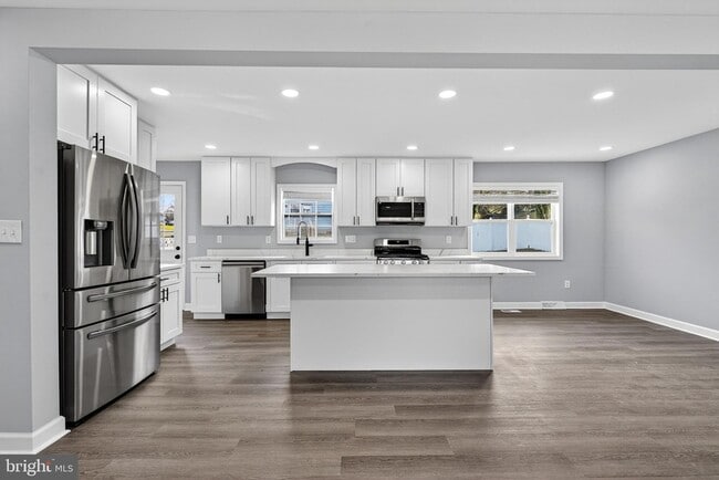 Building Photo - 2403 Kingsway Rd