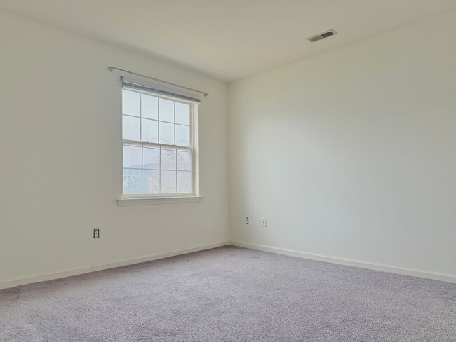 Building Photo - Spacious 2-Bed, 2-Bath Apartment at The Re...