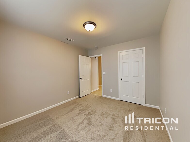 Building Photo - 4201 Broadstairs Dr SW