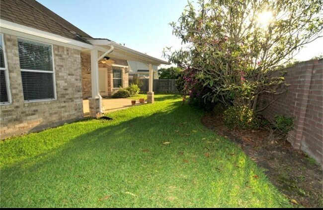 Building Photo - 1030 Walnut Pointe