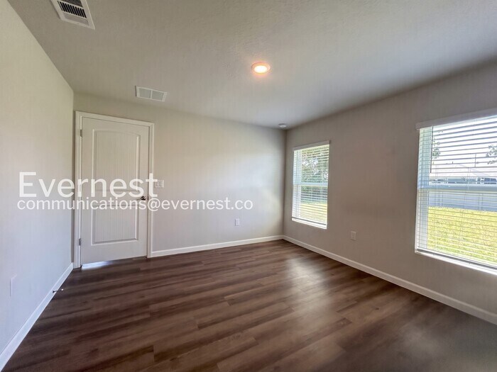 Building Photo - 8 Round Table Ln