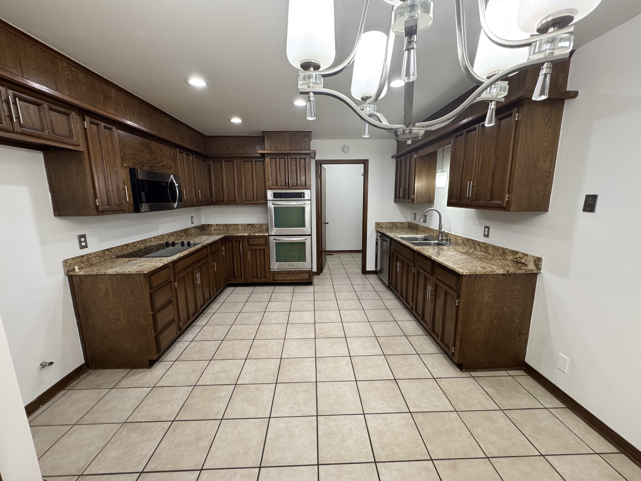 Building Photo - 7108 S Indianapolis Ave