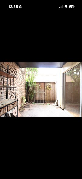 Building Photo - 2727 Briarhurst Dr