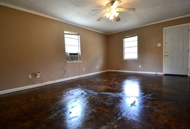 Building Photo - 2/1 House in Hip East Austin!