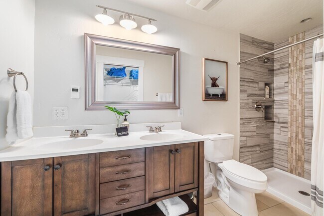 Building Photo - 924 6th St