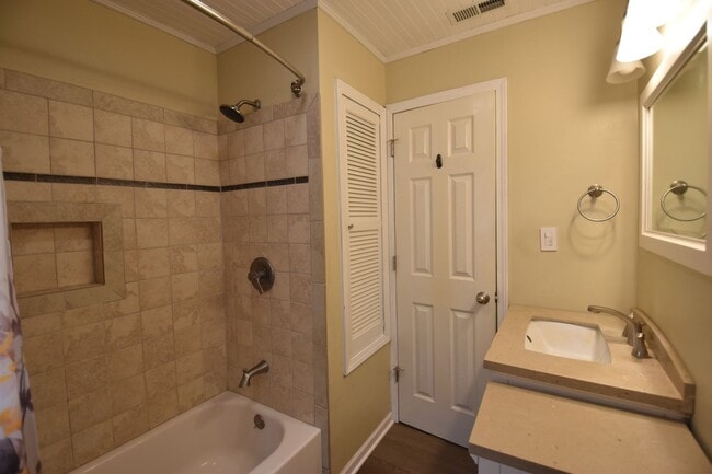 Building Photo - 2-3 bedroom Home in Greenfield with Garage.