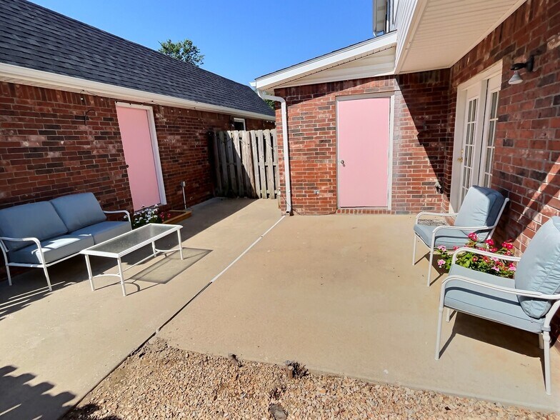 Building Photo - 601 Camellia Dr