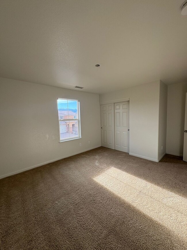 Building Photo - Freshly painted  5 bedroom 3 bath home