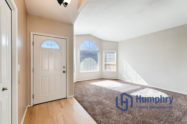 Building Photo - Charming home minutes from Settler's Park