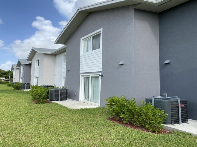 Building Photo - Miga Townhomes