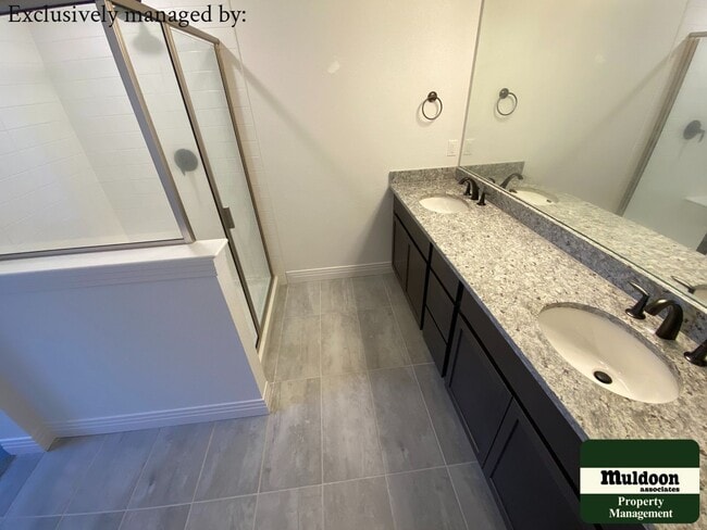 Building Photo - Nice townhome perfect for entertaining! Av...