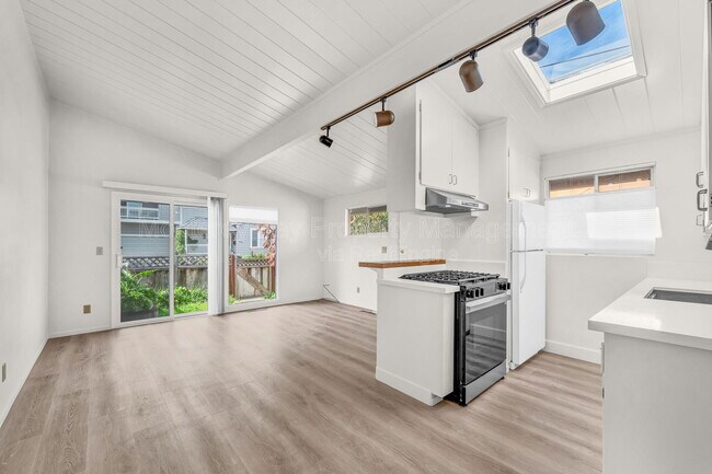 Building Photo - 215 Willow St