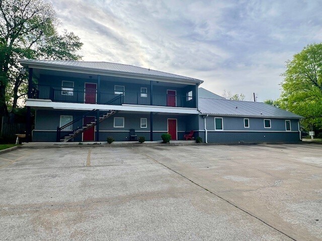 Building Photo - 364 E 7th St