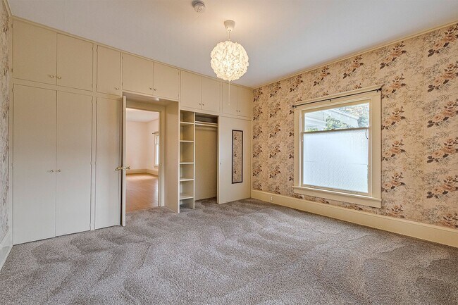 Building Photo - Charming bungalow