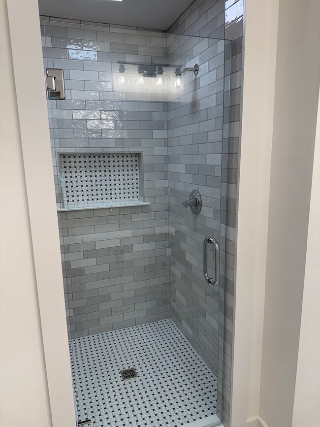 Building Photo - 185 Landor Dr