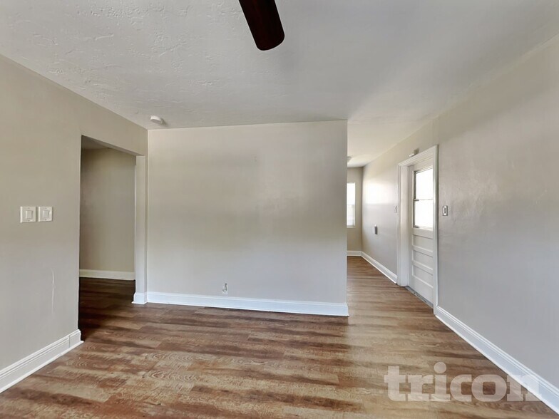 Building Photo - 3909 W Wallace Ave