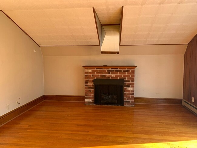 Building Photo - Charming single-family home just a short w...