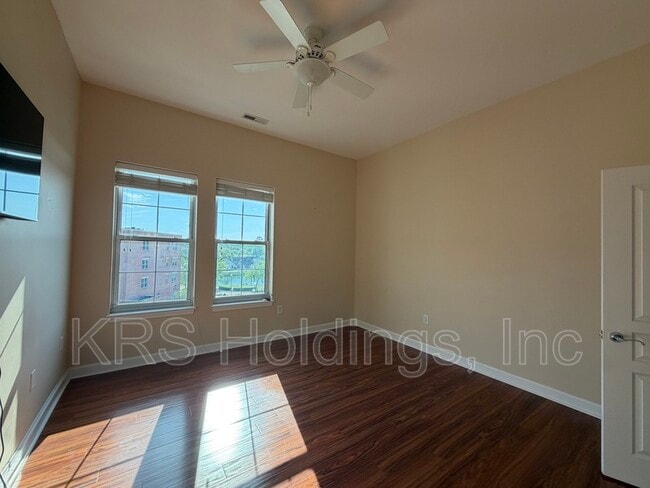 Building Photo - 670 Town Center Dr