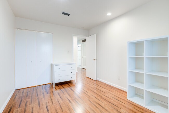 Building Photo - 421 Wendover Dr