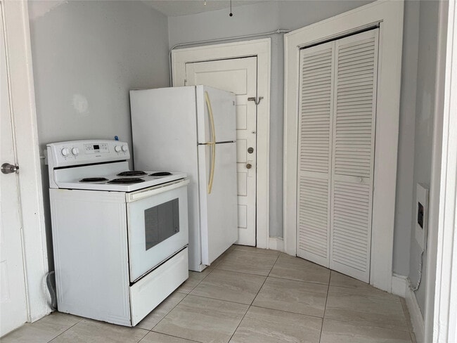 Building Photo - 1621 Van Buren St