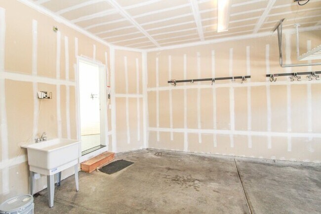 Building Photo - Spacious Rental! 3bed 3bath 2039sf 2 Car Garage A/C + Bonus Room