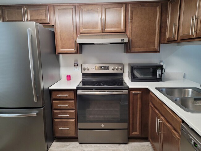 Building Photo - Lovely condo across from USF