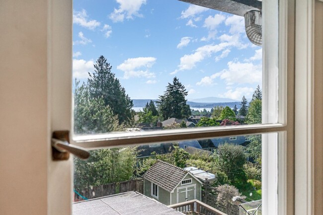 Building Photo - 5Bd/2.5Ba Seattle House
