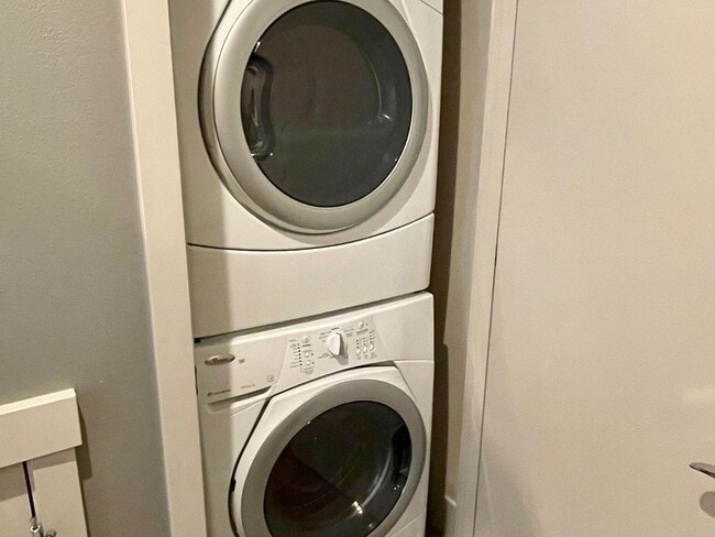 Building Photo - 107B 13th Ave E