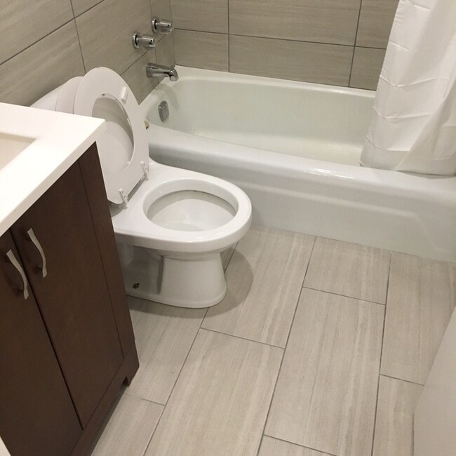 Building Photo - 541 W Oakdale Ave