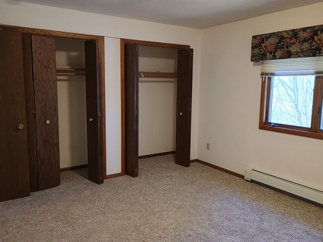 Building Photo - AVAILABLE 4/01/26 Large 2 Bedroom 1 Bath Main Floor Home