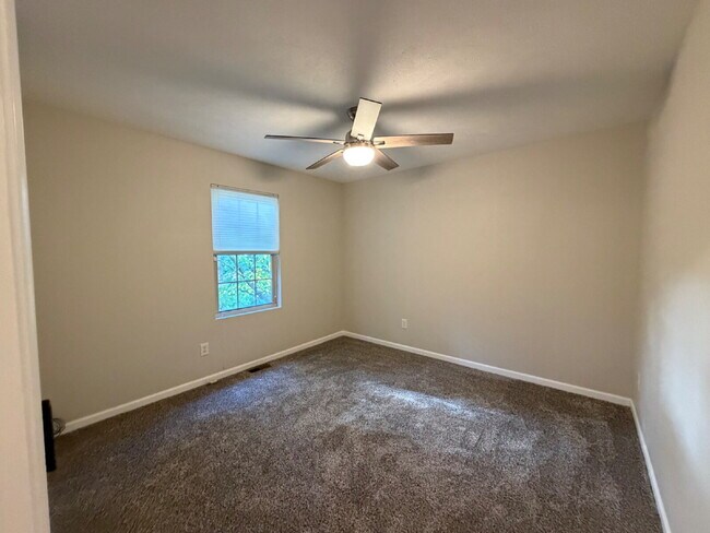 Building Photo - "Charming 4-Bedroom Home with 2.5 Baths on Knox Avenue – A Cozy Retreat in Hollister, MO!"