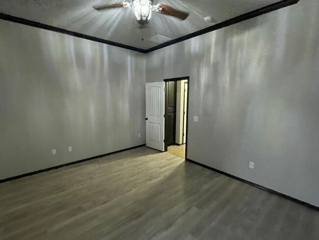 Building Photo - 3 bed 2 bath 2 car in Moore Schools! Great...