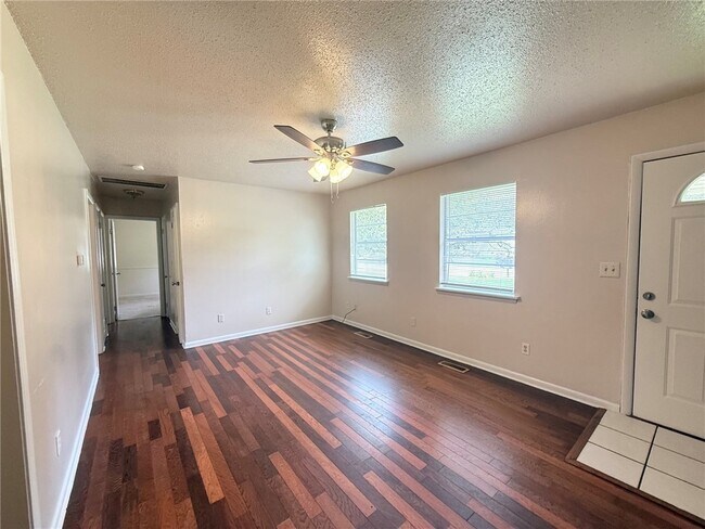 Building Photo - 2205 Dogwood Pl