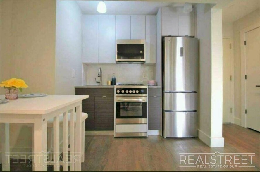 Building Photo - Stunning NEW 1 BED in PLG!