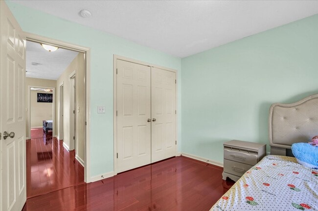 Building Photo - Updated 3 Bedroom Townhome in SW Champaign - Available 06/01/2026