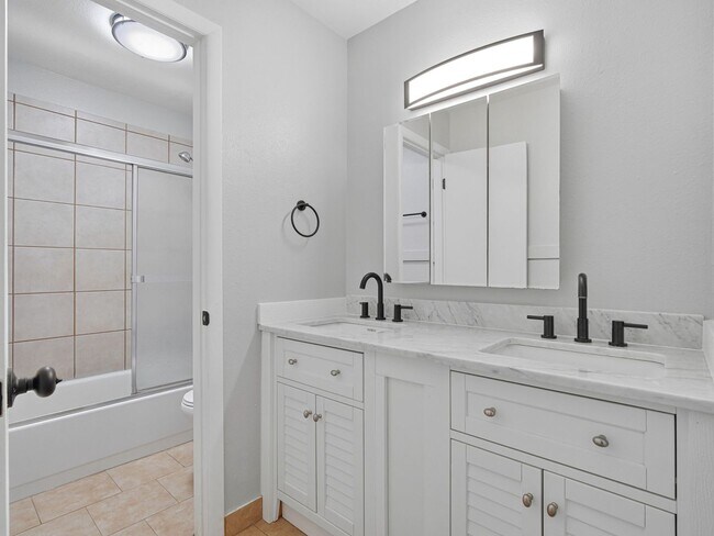 Building Photo - Palisade Perfection: Remodeled Condo Steps from Downtown!